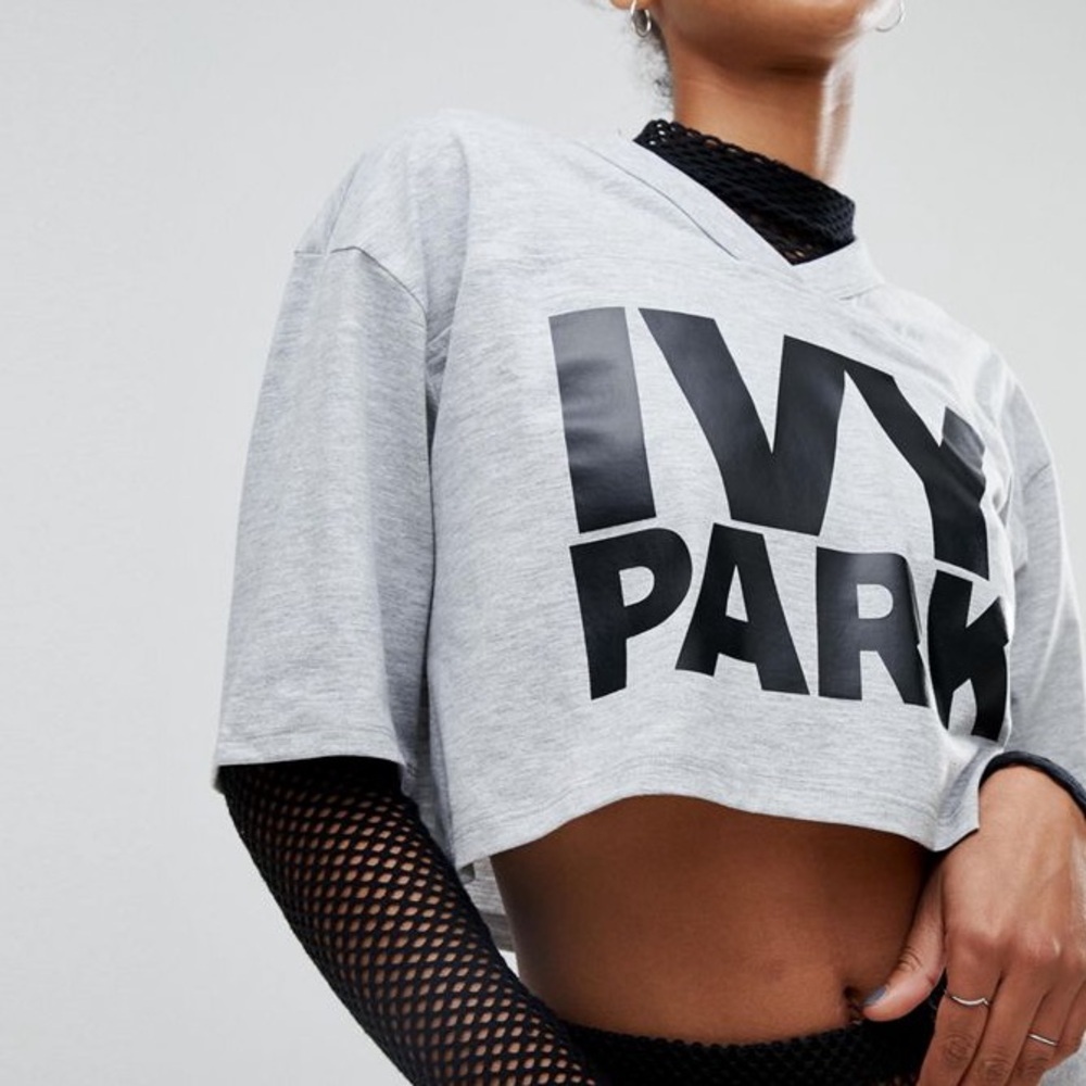 233. Ivy Park Grey Cropped Logo Tee – Size M